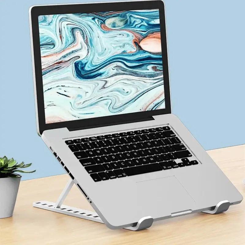 silberner faltbarer, verstellbarer Laptopständer mit robusten Standbeinen und schlankem, minimalistischen Design für die Einrichtung eines ergonomischen Arbeitsplatzes