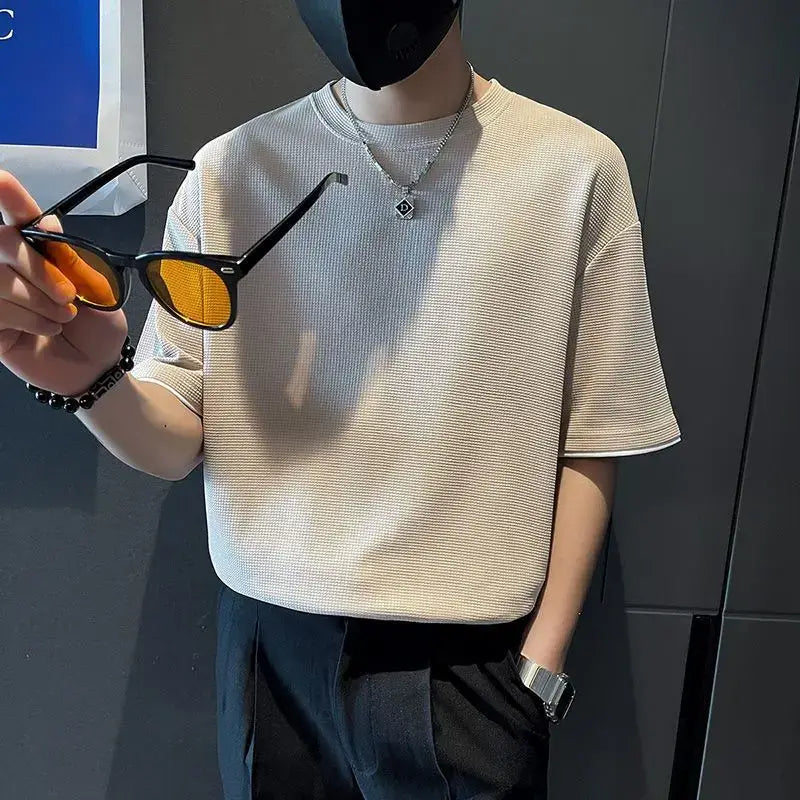 T-shirt à manches courtes et col ras du cou en maille côtelée texturée beige pour homme, réalisé dans un tissu maille confortable.
