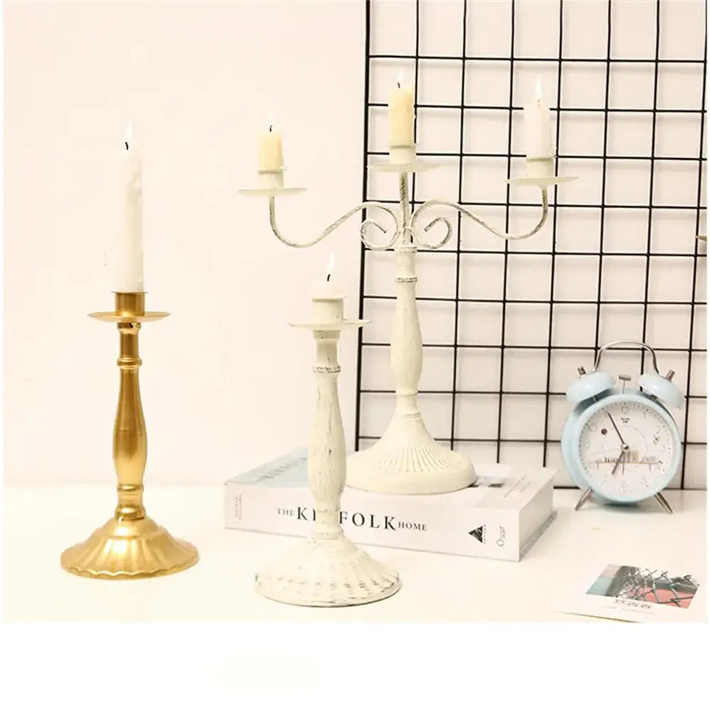 décoration de table en candelabre en métal blanc vieilli, avec trois bras et des supports de bougie pour une décoration moderne d’hôtel à esthétique européenne, pour un usage en mariage d’hôtel.