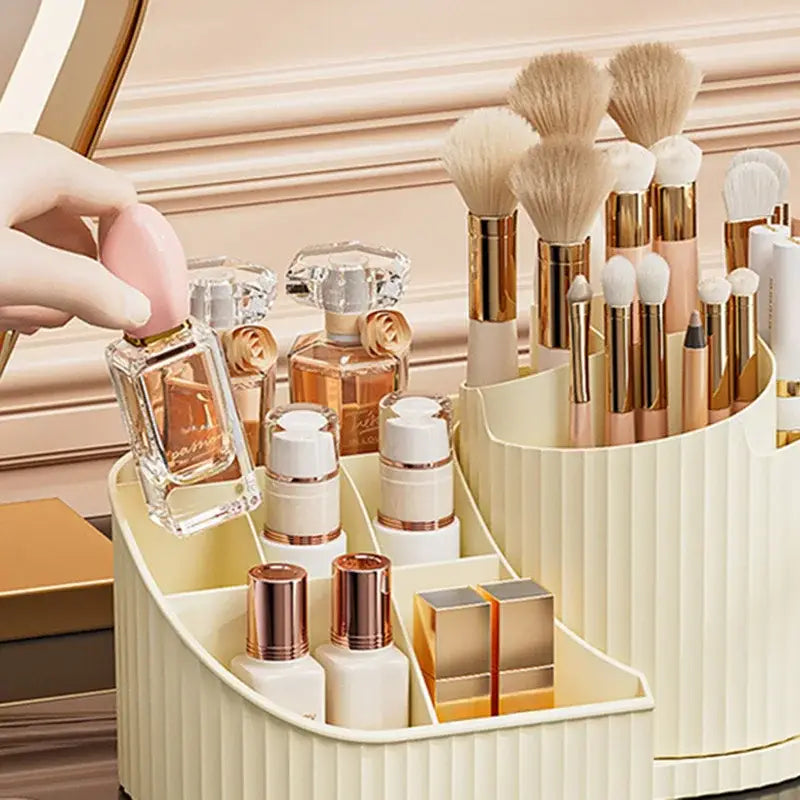 Organisateur de maquillage rotatif en plastique côtelé de couleur crème, grande capacité, support cosmétique pour conserver des flacons de parfum, des pinceaux et des produits cosmétiques.