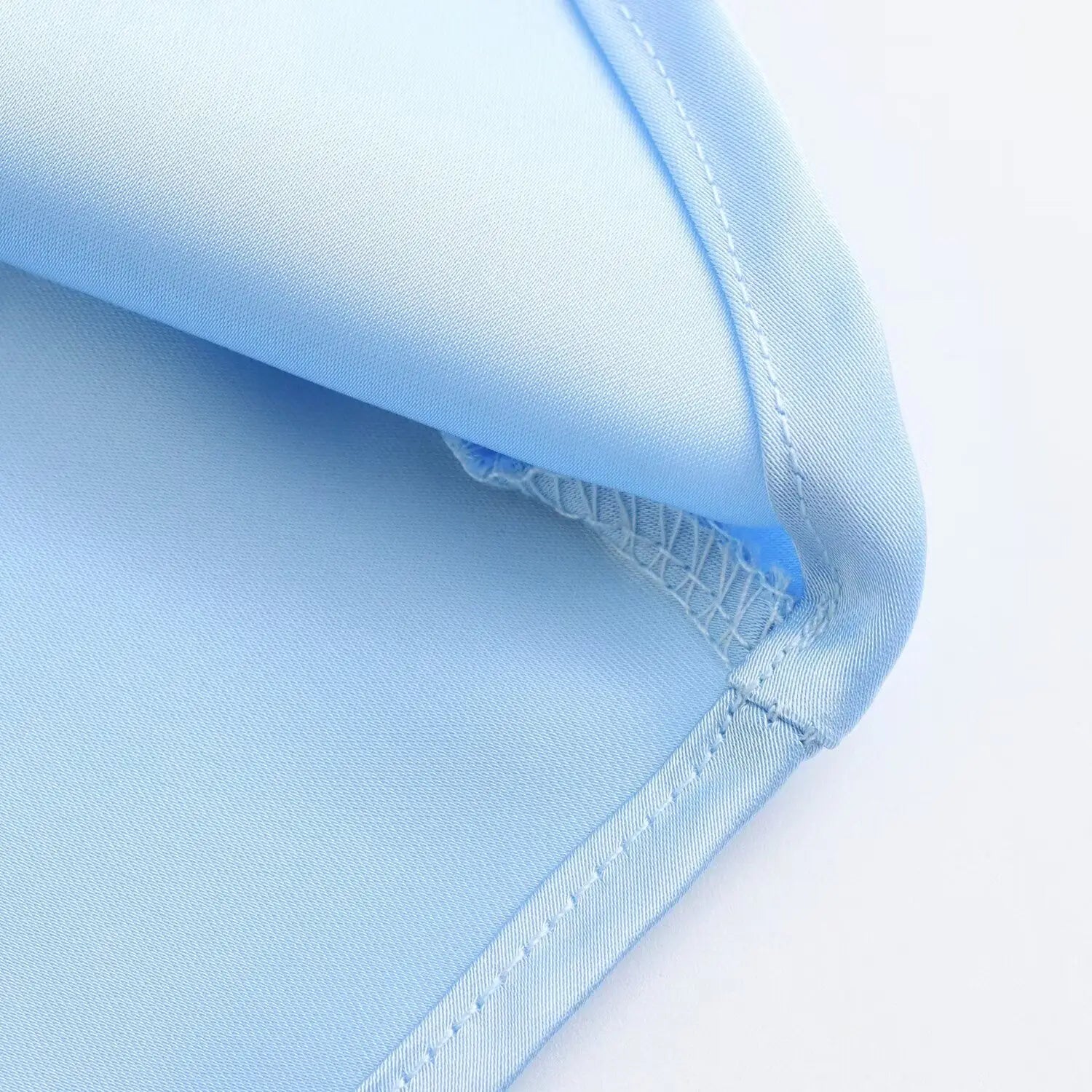 Jupe midi en satin bleu clair, à taille haute, design long et élégant, avec des coutures fines parfaitement assorties et une brillance subtile.