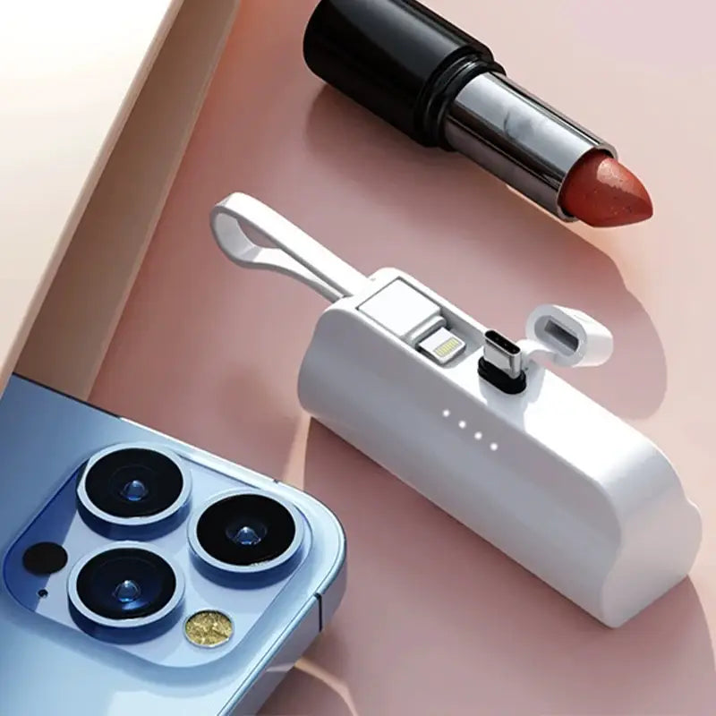 weiße kompakte Powerbank, 5000 mAh, Schnellladefunktion, tragbares Ladegerät mit integrierten USB‑C- und Lightning‑Ports sowie elegantem, minimalistischem Design für eine Ladung mit hoher Kapazität