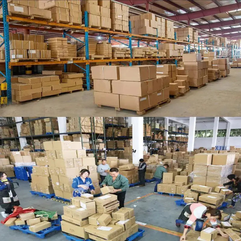 Pilones de cajas de cartón marrón que contienen martillos de emergencia para automóviles y cortadores del cinturón de seguridad con rompecristales, sobre palets azules en un almacén.