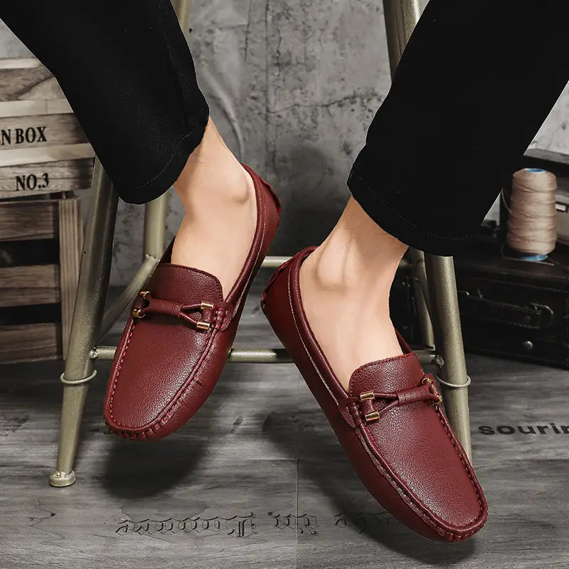 Les chaussures à enfiler habillées en cuir se portent sans effort avec des chaussures décontractées en cuir bordeaux, avec un détail de boucle ton or.