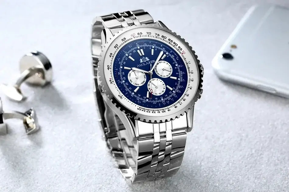 Automatische mechanische Herrenuhr mit einem silberfarbenen Edelstahl-Chronographen mit kräftigem blauem Zifferblatt, drei Hilfszifferblättern und einer strukturierten Lünette, gekennzeichnet mit Tachymeter-Skalen.