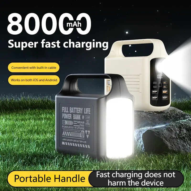 Batterie externe noire et blanche 50000 mAh portable pour extérieur avec câble intégré, voyants LED multiples, plusieurs ports USB, et câble intégré pour une charge rapide des appareils iOS et Android.