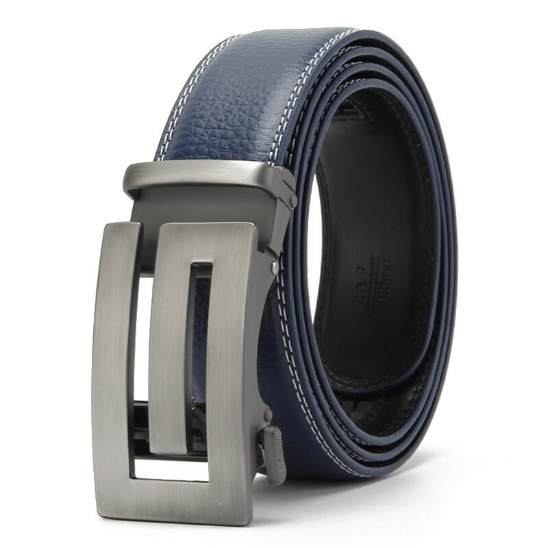 Ceinture automatique en cuir pour homme bleu marine, avec une boucle automatique à finition argentée et une surpiqûre blanche contrastante.