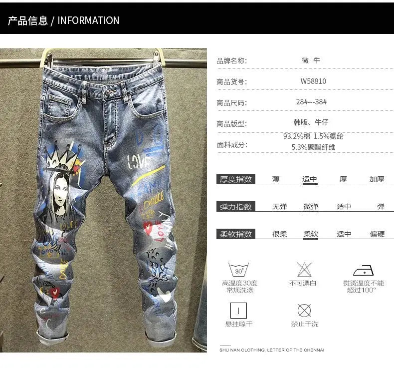 Jean slim stretch imprimé pour homme en denim bleu délavé, avec un imprimé graphique marquant représentant une femme couronnée, « love » et un texte de style graffiti.