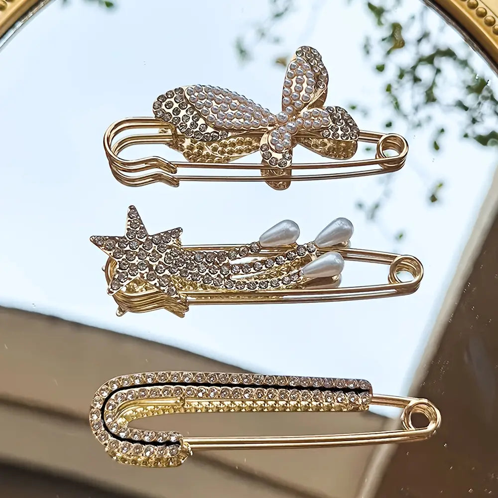 Lot de broches épingle rehaussées de strass ton doré pour femmes, présentant des épingles de sûreté avec des accents décoratifs en forme de nœud étoilé et d’éléments à l’apparence de perles, utilisées comme pinces à foulard.