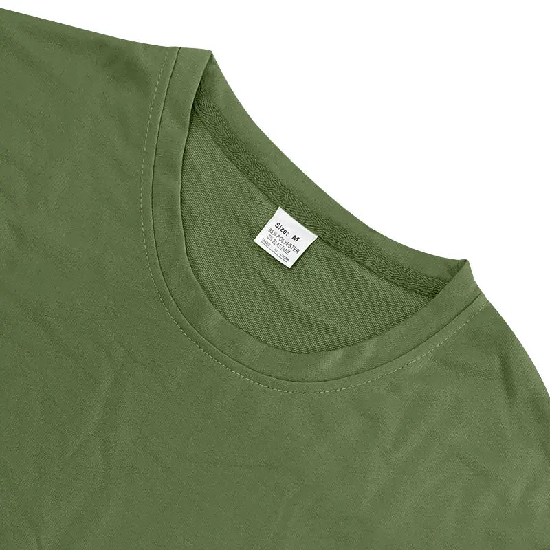 Conjunto veraniego casual de dos piezas para hombre en algodón verde oliva, con camiseta y pantalones cortos a juego, con tela suave ligeramente texturizada y escote de tripulación con costuras ordenadas.