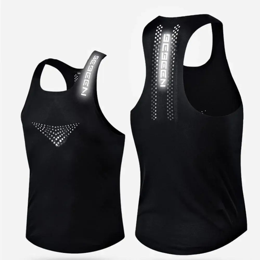 Chaleco para correr de hombre negro, transpirable y de secado rápido, tipo camiseta sin mangas deportiva, con logotipo reflectante de Geggen y paneles de malla perforada para ventilación.