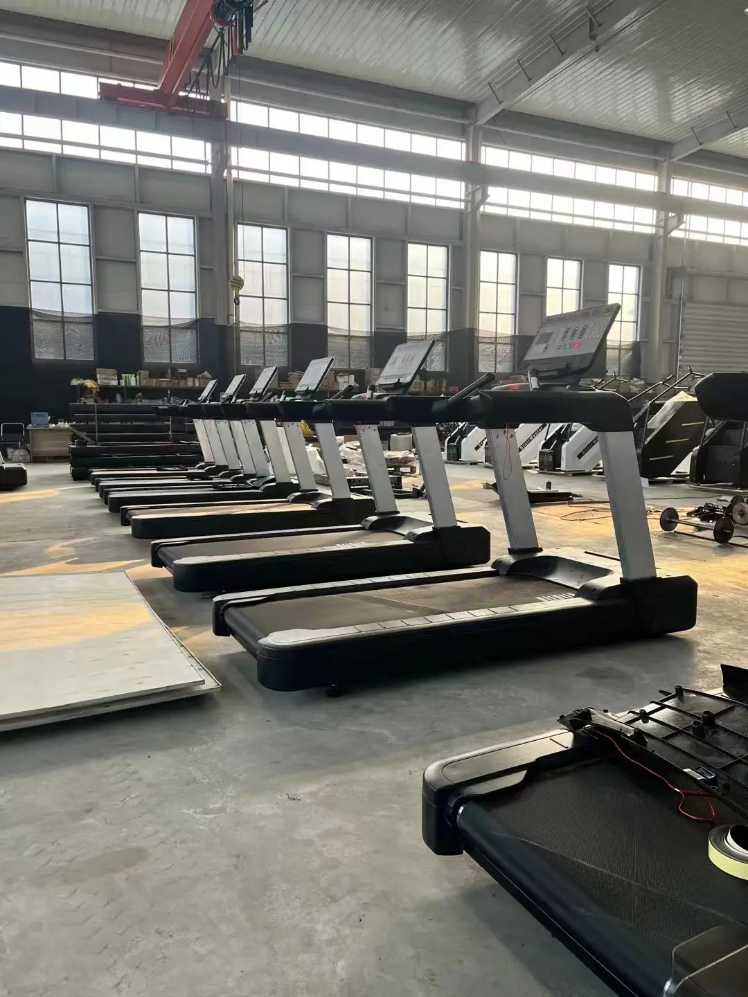 Tapis de course électrique de fitness commercial noir et argent avec panneau d’affichage numérique pour un entraînement en intérieur