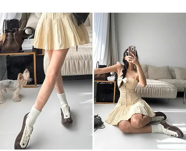 Robe courte plissée beige avec un corsage style corset et un nœud, présentée avec des baskets décontractées en daim pour femmes, légères et respirantes, chaussures de tennis blanches.