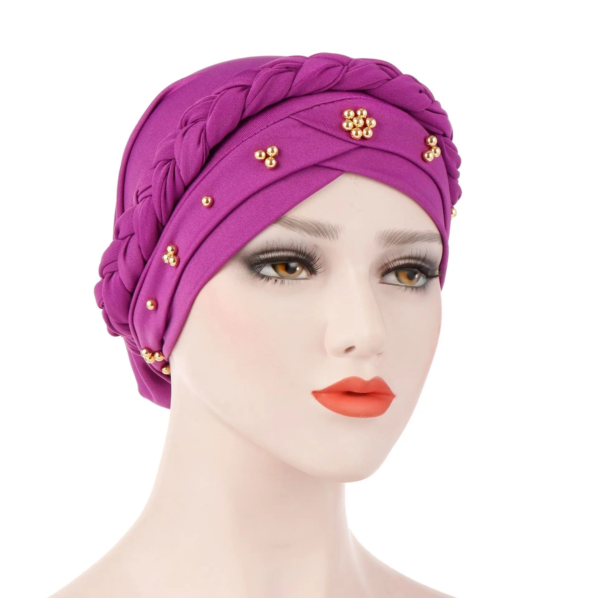 envoltura para la cabeza tipo turbante de hijab modal con trenzado en vibrante tela modal morada, adornada con grupos de cuentas doradas, para un uso elegante y con estilo
