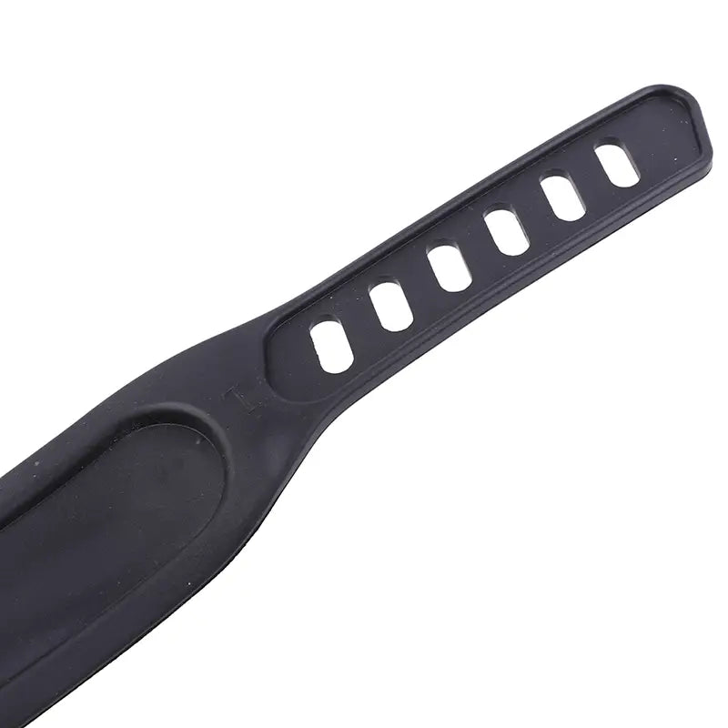 Paires de sangles de pédale de vélo d’exercice en silicone noir avec des découpes ovales le long de la longueur