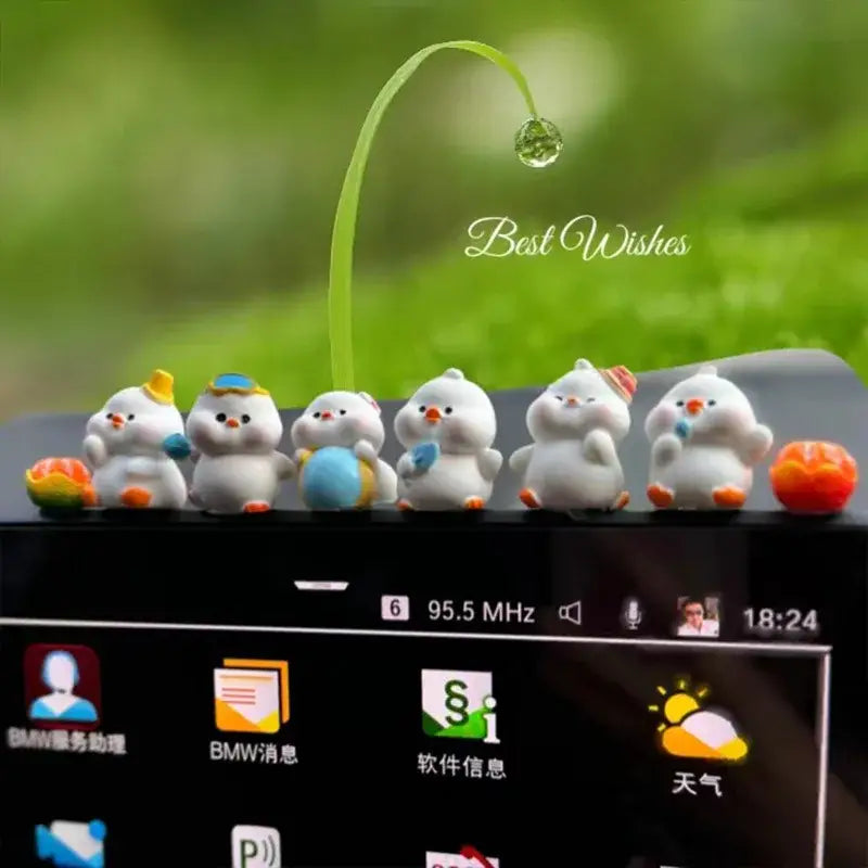 Une rangée de six figurines de petits poussins de style cartoon en blanc, avec des pattes et des becs orange, portant des chapeaux colorés et tenant des objets utilisés comme adorables ornements de tableau de bord de voiture en forme de lapin mignon.
