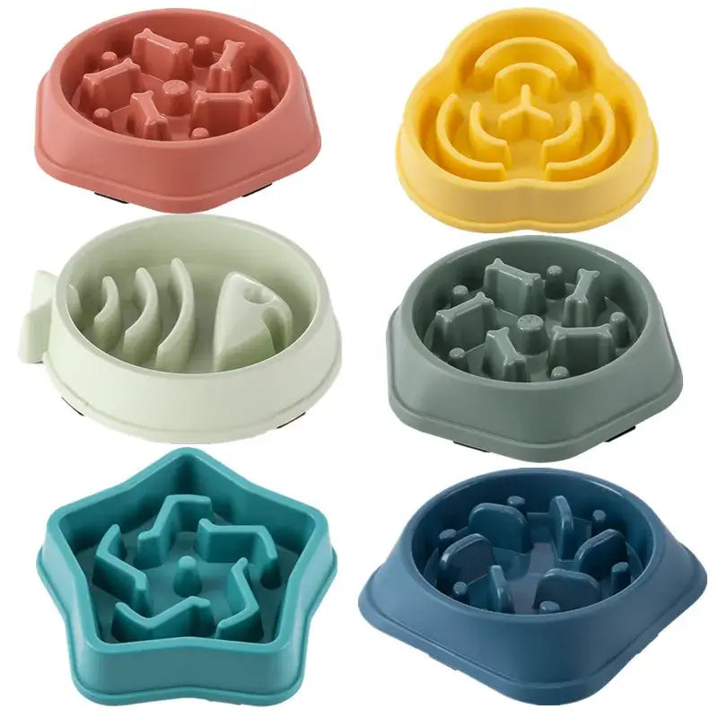 Cuencos de comedero lento de silicona de colores para perros, en formas y patrones variados, presentados con una mochila de viaje para mascotas de tela Oxford para caminatas, como suministros ideales para mascotas para aventuras al aire libre.