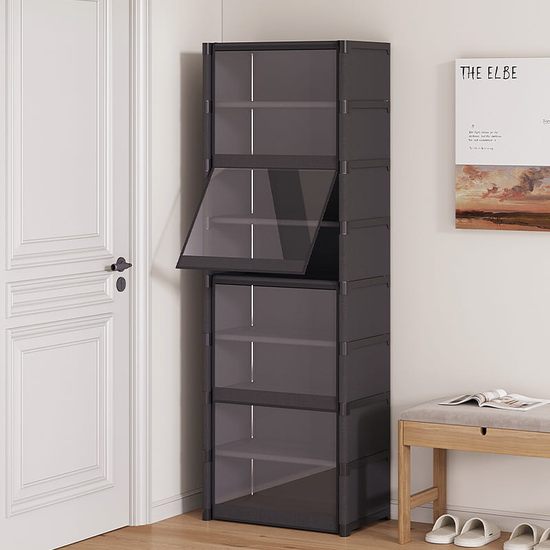 großer Schuhschrank und -regal mit klarer Tür, mit stapelbarer schwarzen Kunststoff-Aufbewahrungseinheit, transparentem grauem Glas und sichtbaren Inneneinlegeböden, ausgelegt als Schuhregal.