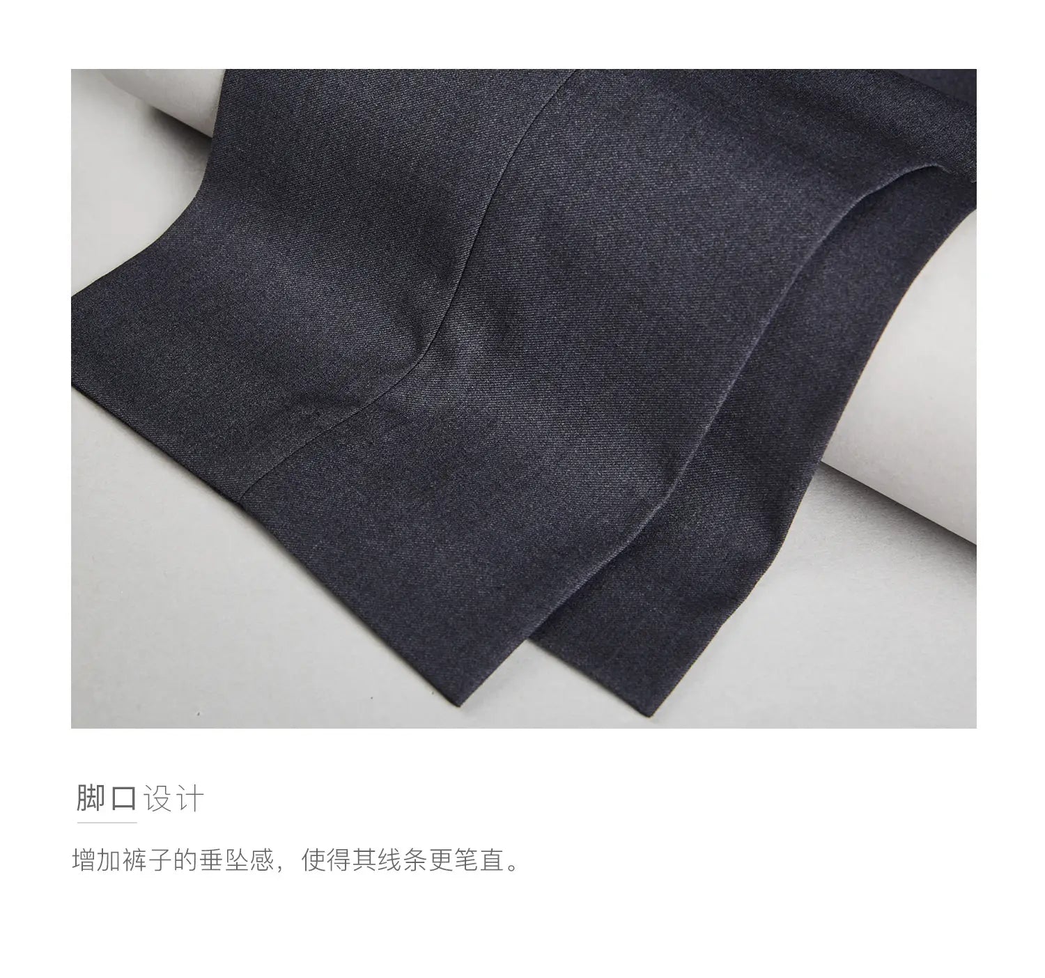 Costume pour homme en coupe slim, une veste boutonnée simple, formel et professionnel décontracté, en denim gris foncé, avec tissage texturé discret et couture soignée, mettant en valeur la coupe de cheville ajustée et le type de fermeture