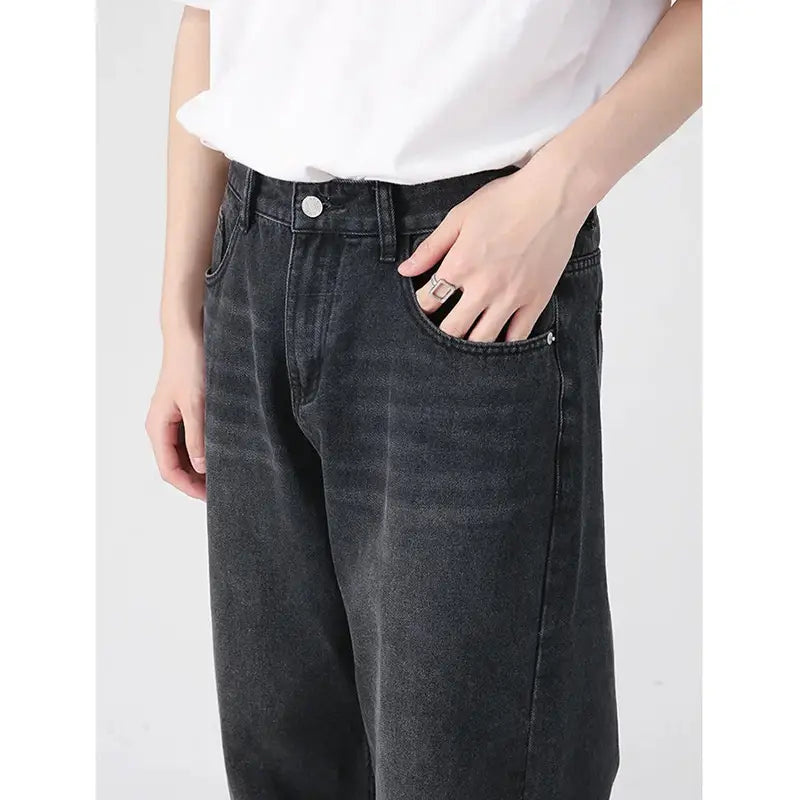 Herren schwarze Wide-Leg-Denim-Jeans aus Dunkel-Wasch-Denim mit entspannter weiterbeiniger Passform und klassischem Fünf-Taschen-Design.