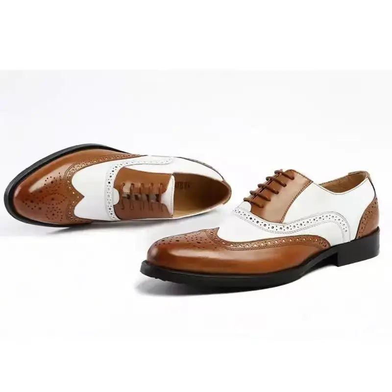 Zapatos de vestir Oxford tipo brogue bicolor para hombre en cuero marrón y blanco con detalles perforados.