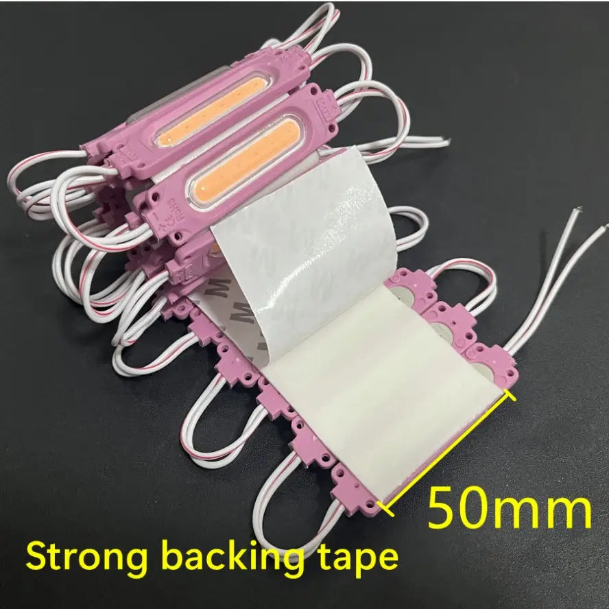 pinkfarbene LED-Module mit weißer Verdrahtung und starkem Trägerband für eine einfache Montage in einem wasserdichten 12-V-Multicolor-COB-Backlight-Set mit 20 Stk.; mit ultrabrillanter LED-Technologie für Anwendungen in der Beleuchtung Blau, Pink und Violett.