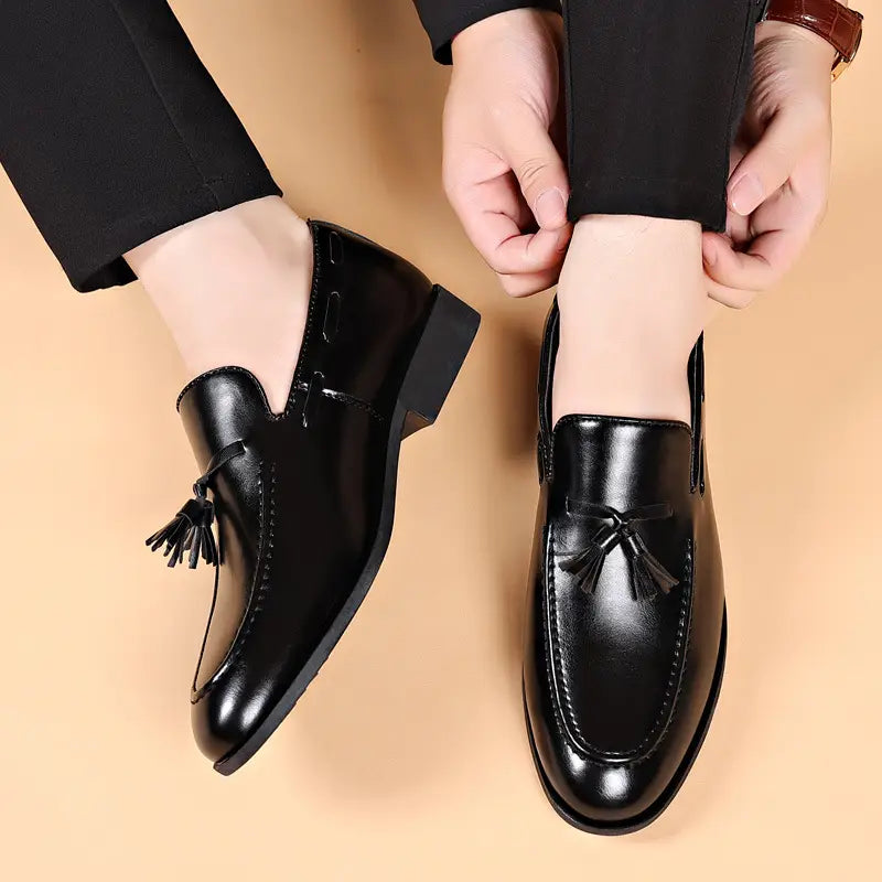 mocassins en cuir noir à pampilles, finition polie et design classique, pour homme, chaussures professionnelles à enfiler.