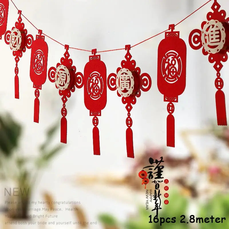 Rote Papierlaternen-Girlande mit filigranen ausgeschnittenen chinesischen Schriftzeichen und Quasten, verwendet als Laternenanhänger für die Dekoration zum Chinesischen Neujahr.