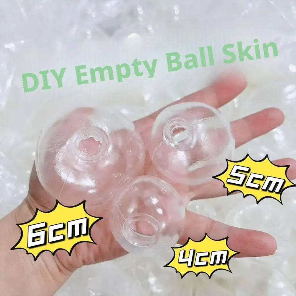 Des peaux de bille en silicone transparent, translucide, aux tailles 4 cm, 5 cm et 6 cm, sont présentées tenues dans une main pour un jouet antistress sensoriel fait main en forme de balle molle.
