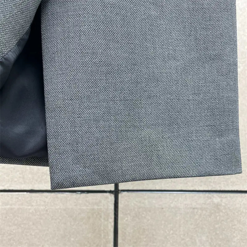 Jupe crayon grise taille haute en tissu texturé ressemblant à un matériau de veste de costume, vue depuis l’arrière