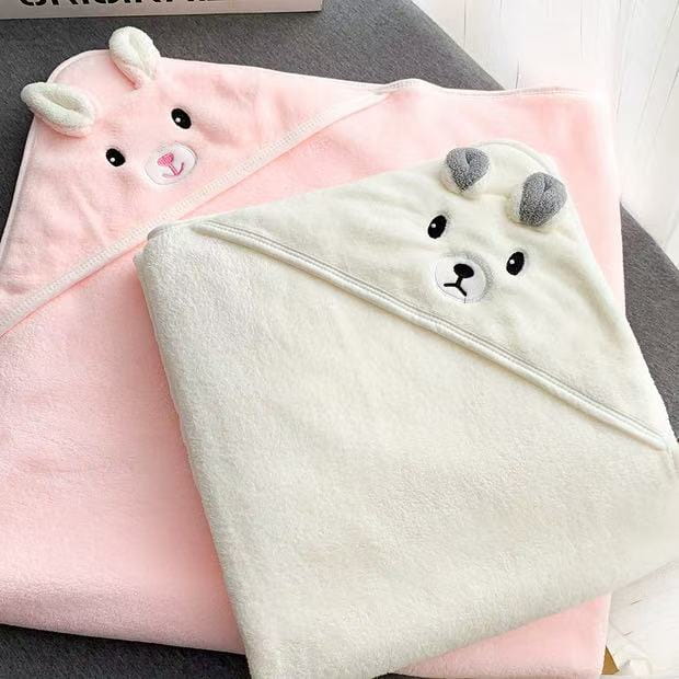 Baby-Bademantel und Handtuch mit Kuscheltier, mit Kapuze, in den Farben Pink und Creme, mit bestickten Tiergesichtern aus weichem Plüschmaterial.