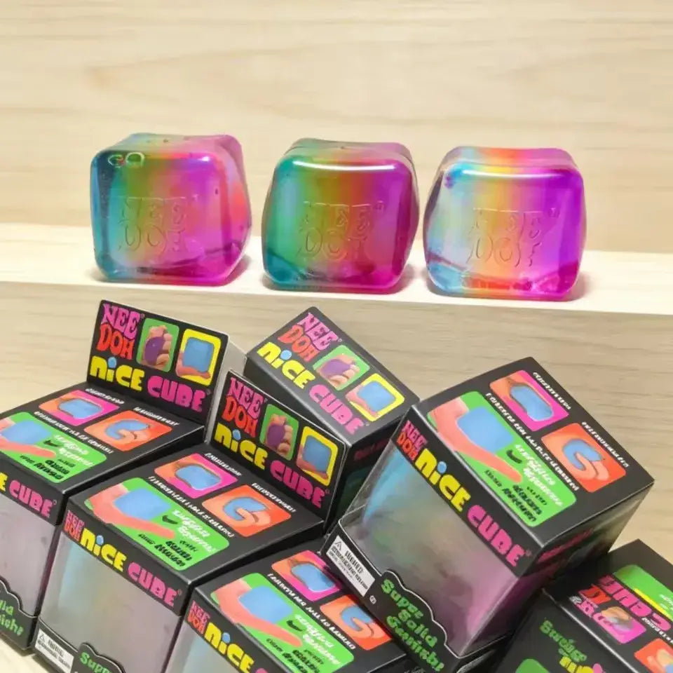 Ein regenbogenfarbenes, transparentes Needoh-Würfel-Knet- und Fidget-Spielzeug aus Kunststoff mit erhabener Markenprägung, von einem vorderen Betrachtungswinkel aus gezeigt