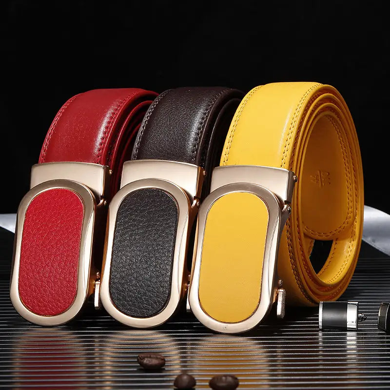 Tres cinturones de cuero con hebilla automática en rojo, negro y amarillo para hombres informales.
