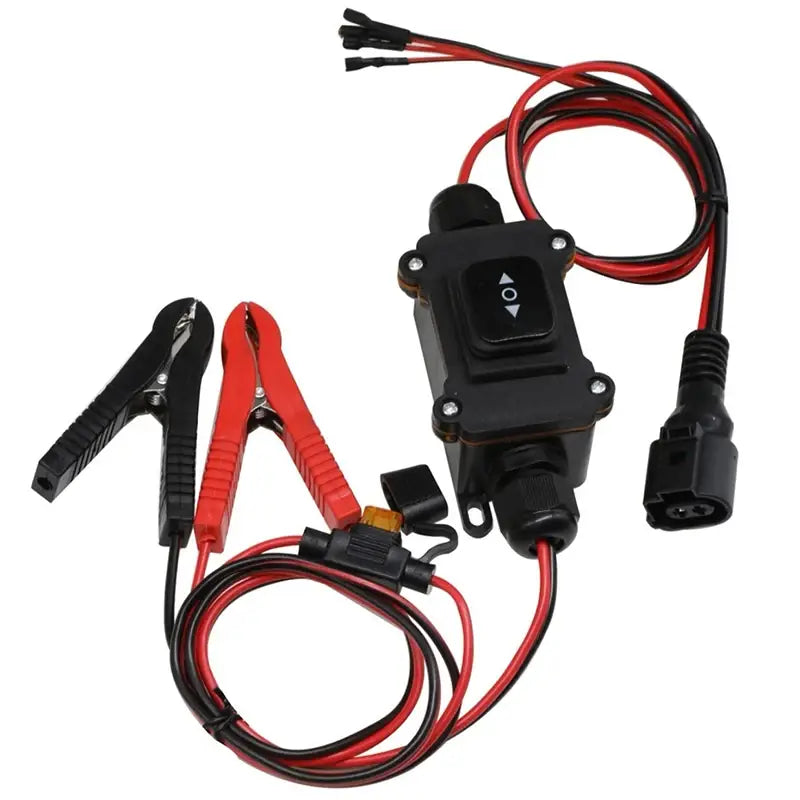Werkzeug zum Lösen des EPB-Bremssattels für den Elektromotor mit schwarzem Kunststoffgehäuse, roten und schwarzen Kabeln, Klemmen und Steuerknopf zur Reparatur am Fahrzeug.