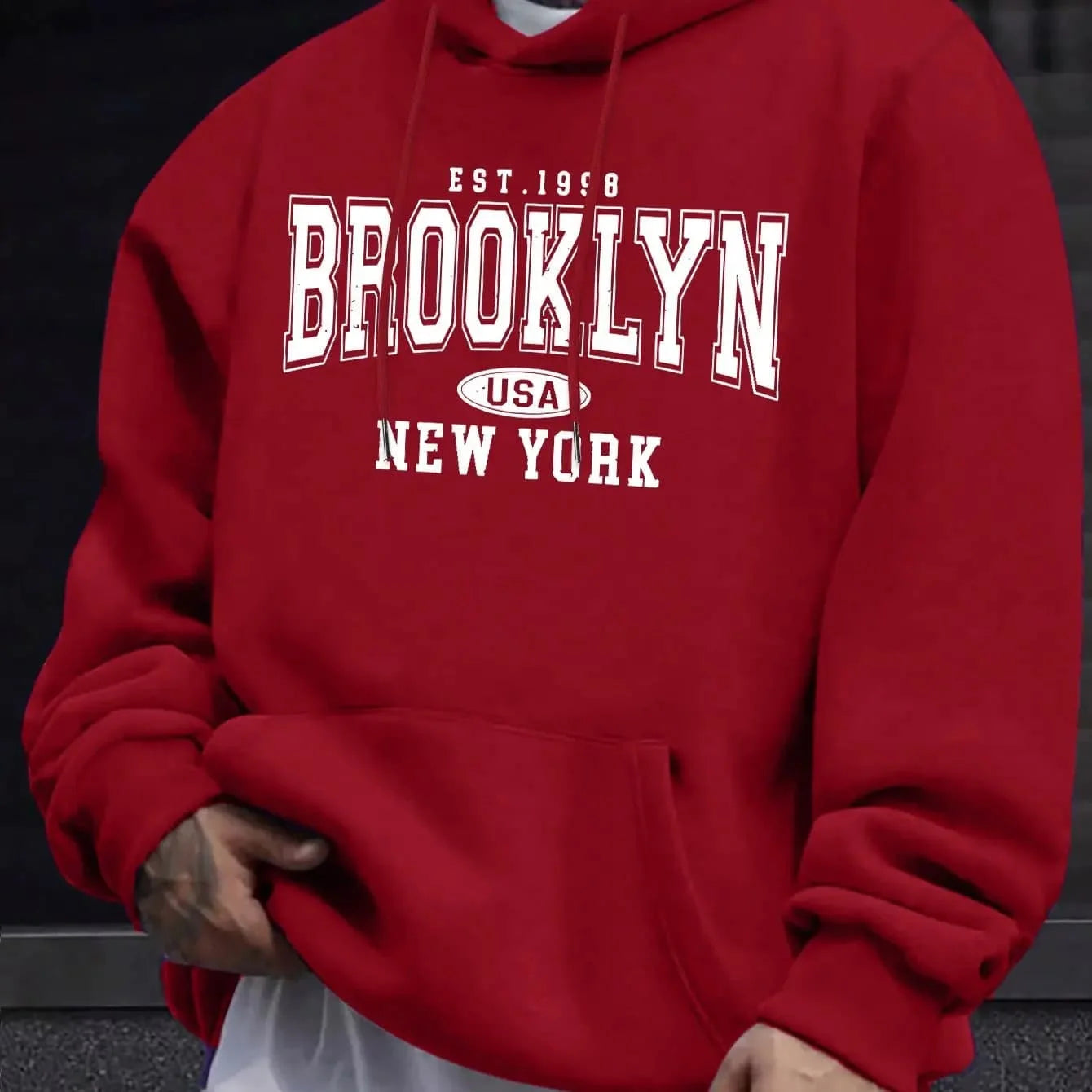 Sudadera con capucha oversized de forro polar roja para hombres, con color rojo, letras blancas y un bolsillo frontal.
