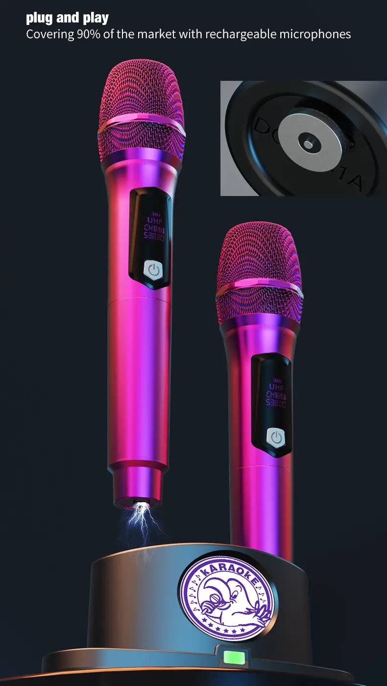 Deux microphones de karaoké sans fil roses vibrants, avec grilles en maille et écrans numériques, disposés verticalement sur une station de charge double.