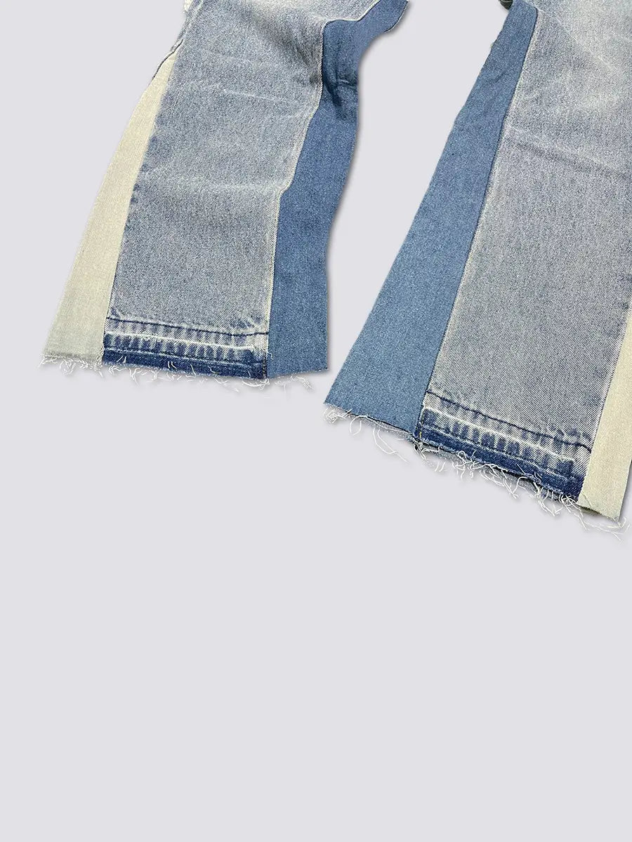 Patchwork-Denim-Glockenjeans mit ausgefallenem, abgenutztem Design; mit verblassten hellblauen, mittelblauen und off-white Denim-Einsätzen.