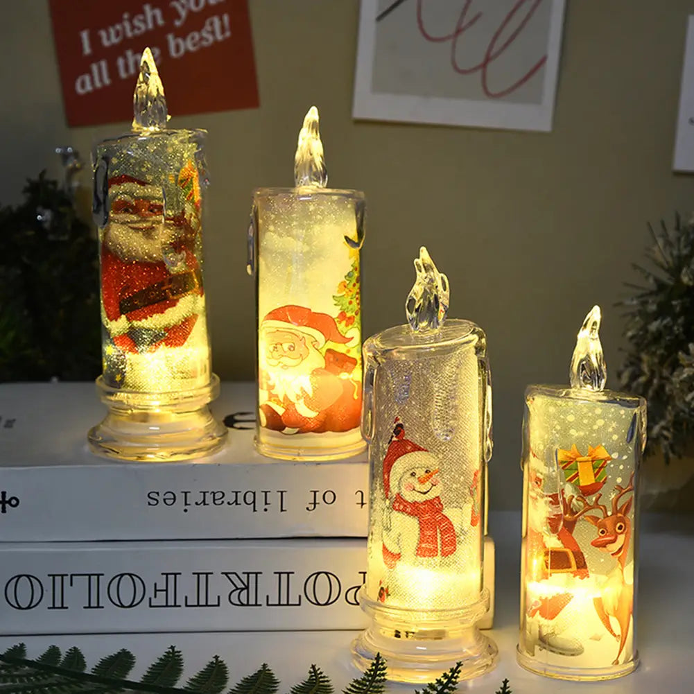 vier beleuchtete LED-Weihnachtskerzen-Dekorationen mit niedlichen Weihnachtsfiguren wie Santa Claus und einem Schneemann in klarem Glas mit glitzernden Details und eingebautem, bedrucktem LED-flammenlosem Design für die Feiertagsdekoration