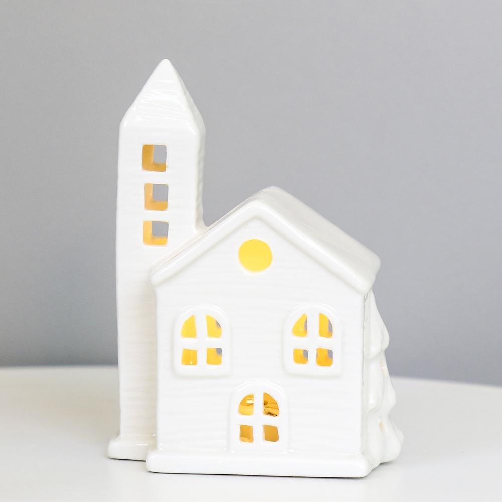 Weiße Kirchenlaterne aus Keramik mit goldenen gelben Ausschnittfenstern und einem runden Dachfenster für beleuchtete Keramik-Weihnachtsdorfhäuser, die eine bezaubernde Szene im Winterwunderland gestalten.