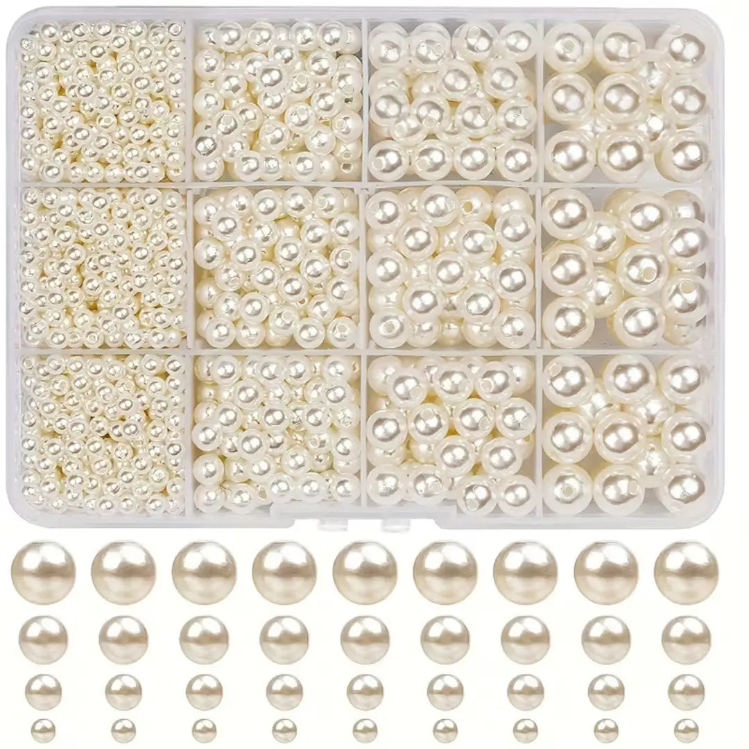 DIYジュエリー制作用の、白とクリーム系の色合いのアソート丸型パールビーズを収納した透明プラスチックオーガナイザーボックス。