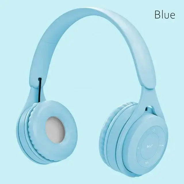 ライトブルーのワイヤレス・オーバーイヤーBluetoothヘッドホン。やわらかいパッド付きイヤーカップと、快適なリスニングおよび効率的な充電時間のための3.5mmオーディオポートを備えています。