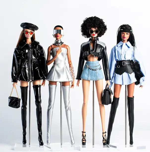 Vier 1/6-Skala futuristische Puppen in modischen, zukunftsorientierten Outfits mit charakteristischen Accessoires und stilvollem Schuhwerk.