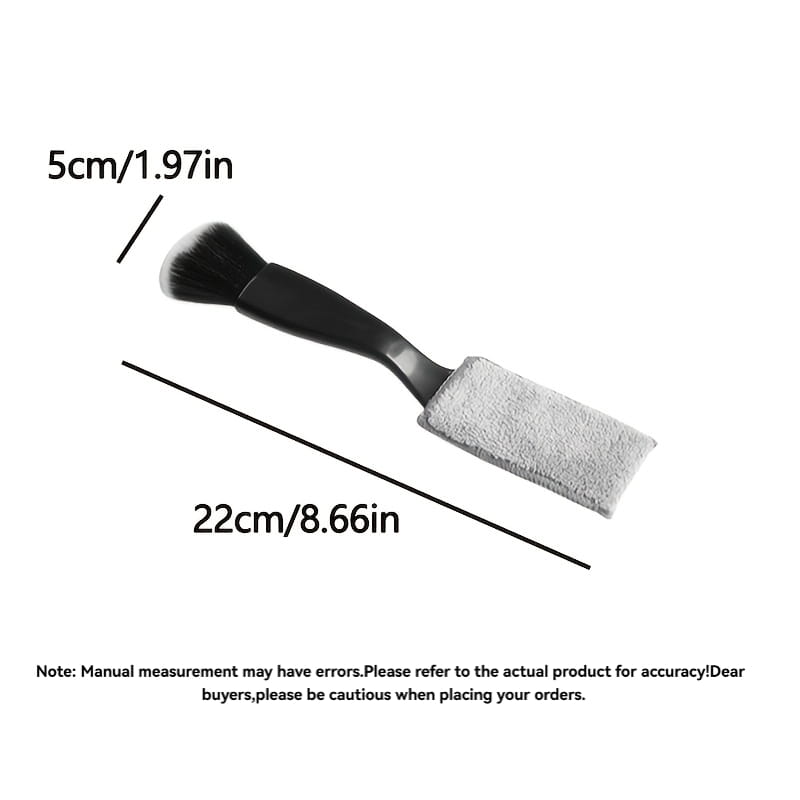 Brosse de nettoyage pour intérieur de voiture à poignée noire, avec des poils souples et un tampon de nettoyage en microfibre grise fixé à l’extrémité