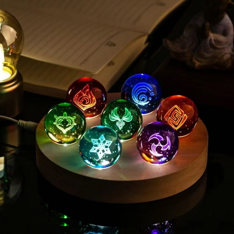 Sept sphères de verre translucides et lumineuses, à symboles éclairés complexes, dans des couleurs vibrantes, disposées sur une base en bois circulaire, sont présentées comme des produits finis de la boule de cristal de Genshin Impact.