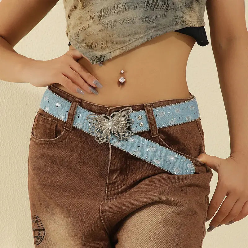 Ceinture en cuir papillon y2k à sequins bleu clair, avec boucle papillon argentée, présentée de face.