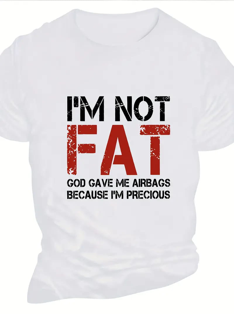 太めの黒と赤のダメージ加工テキストで「i am not fat god gave me airbags because i am precious（私は太っていません。神がエアバッグを授けてくれたのは、私は大切な存在だからです）」と読めるメンズ向けグラフィックプリント白のコットン半袖Tシャツ。