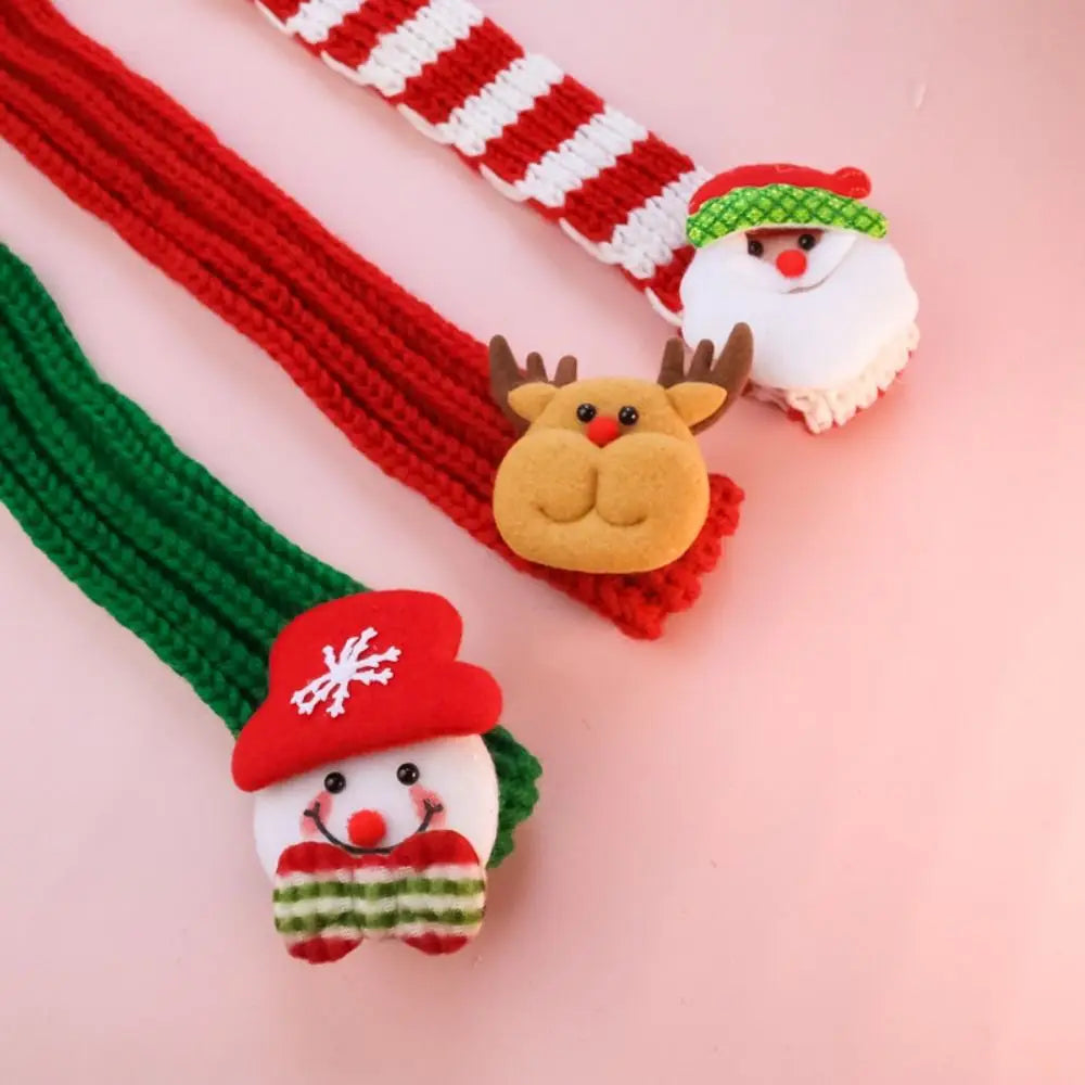 Chalina de Navidad para mascotas de ganchillo a rayas rojas y blancas con diseño de cachorro y gatito, con encantos de Santa, reno y muñeco de nieve, en vellón tejido.