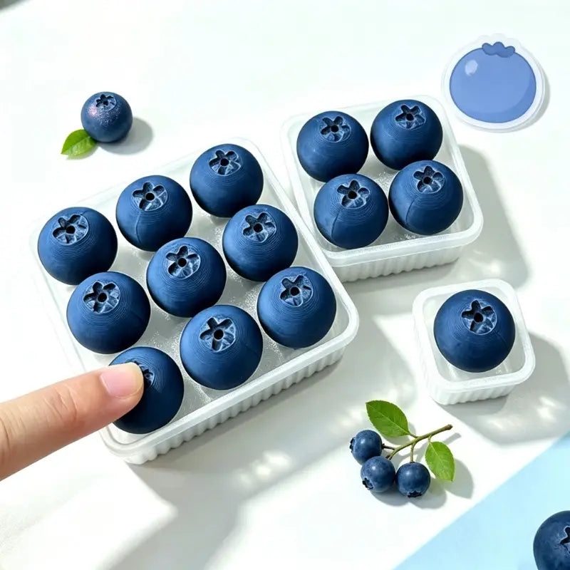 Jouet d’apaisement « fidget » en silicone bleu foncé, rond, en forme de myrtille, avec des indentations en forme d’étoile, conçu pour soulager le stress.