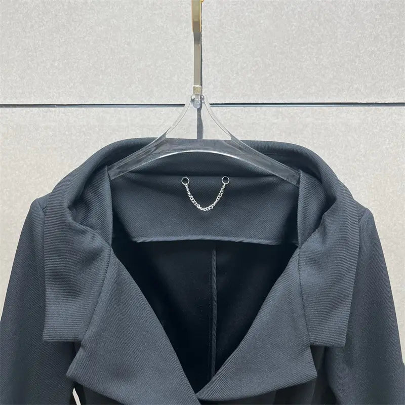 Manteau élégant en mélange de laine gris foncé avec un col structuré et une texture côtelée subtile, associé à une jupe crayon grise taille haute de longueur genou au style Y2K