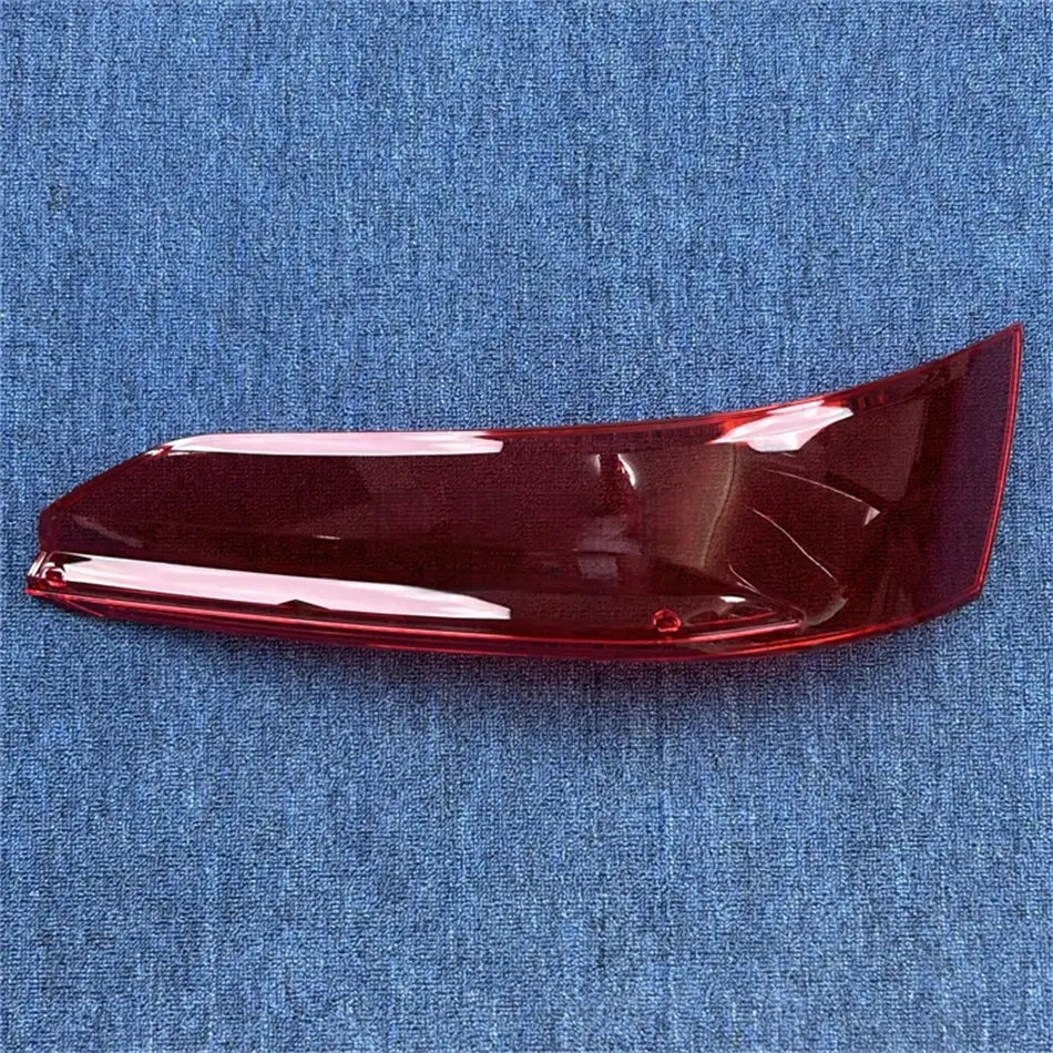 Couvre-miroir latéral en plastique rouge brillant avec un design courbé élégant pour le couvre-car­ter de remplacement du feu arrière Audi Q7 2020-2024.